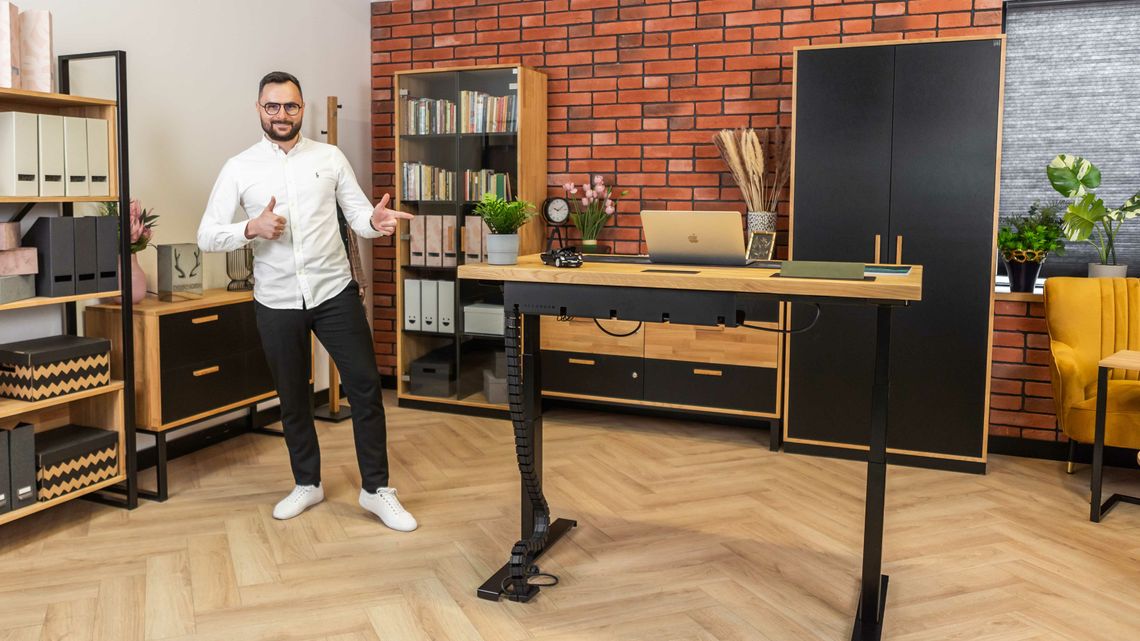 Producent mebli z Biłgoraja: Nie mógł znaleźć ładnego biurka. Zrobił własne