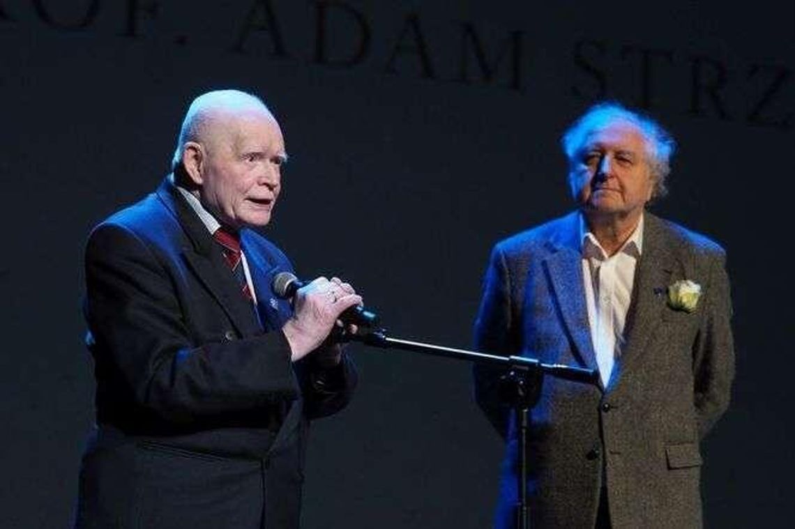 Prof. Adam Strzembosz i Obywatele RP z Nagrodami prof. Zbigniewa Hołdy