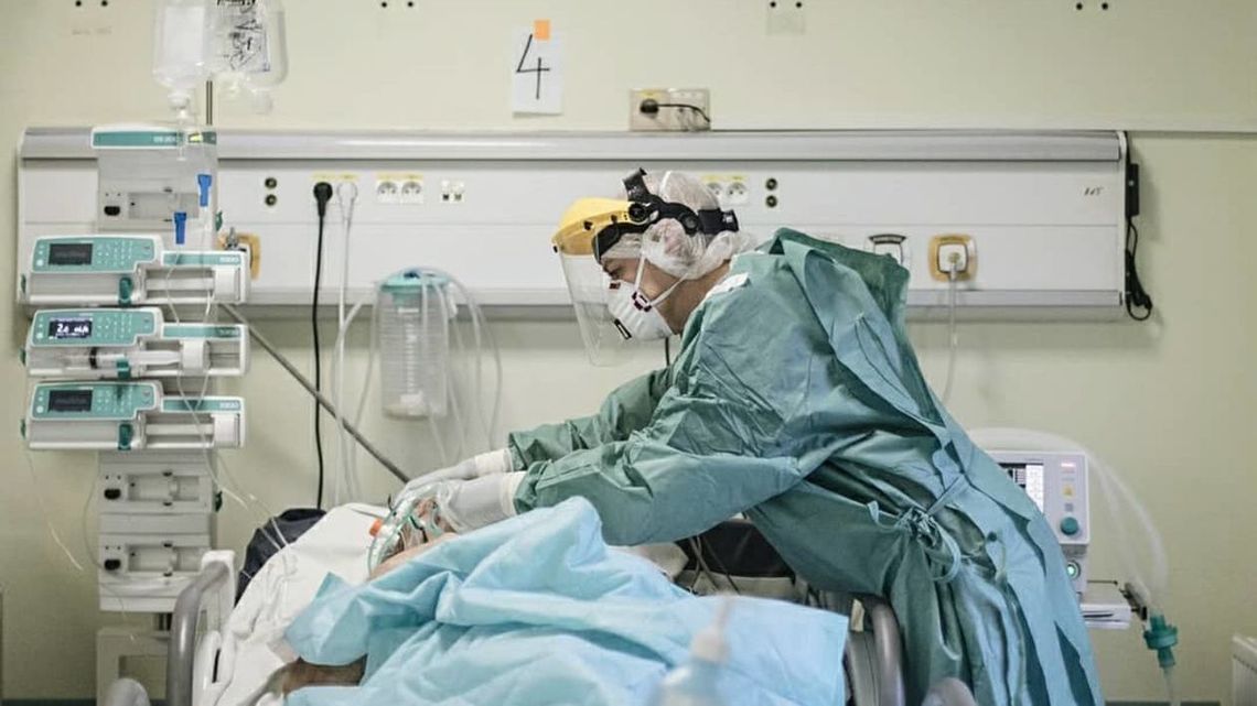 Prof. Gut: we wtorek lub środę dowiemy się, w którą stronę zmierza pandemia w Polsce