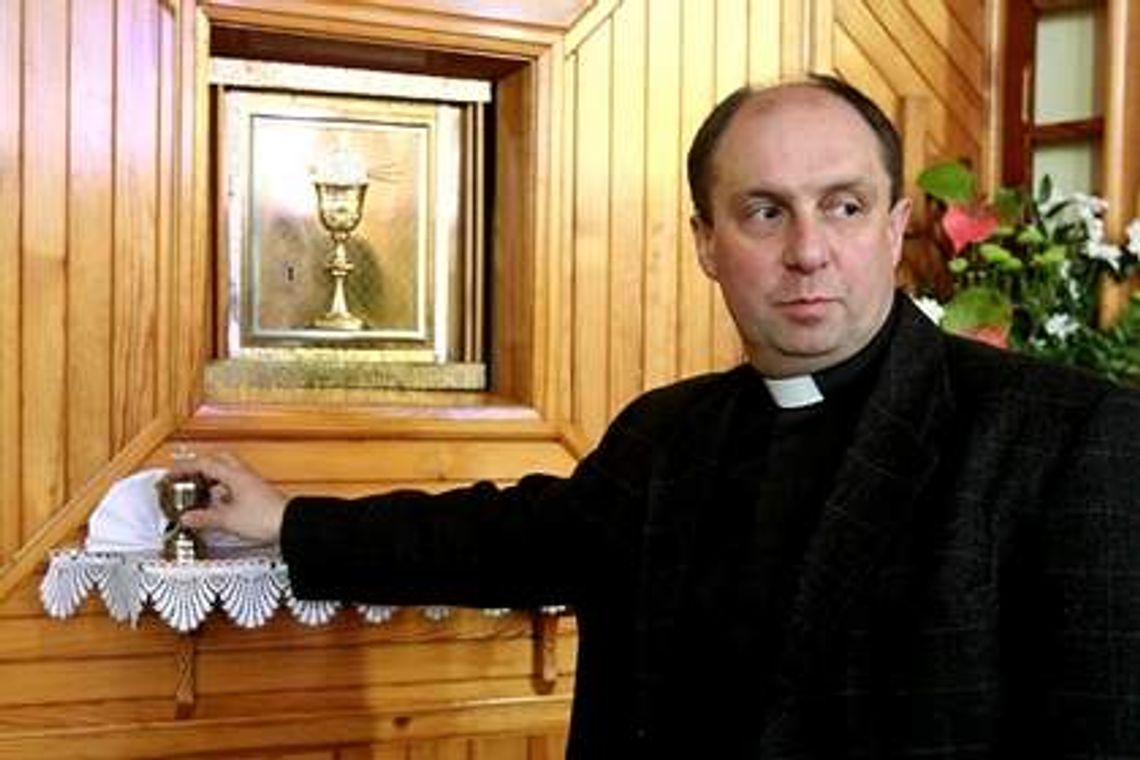 Profanacja w kościele. Rozrzucili komunikanty, złamali hostię