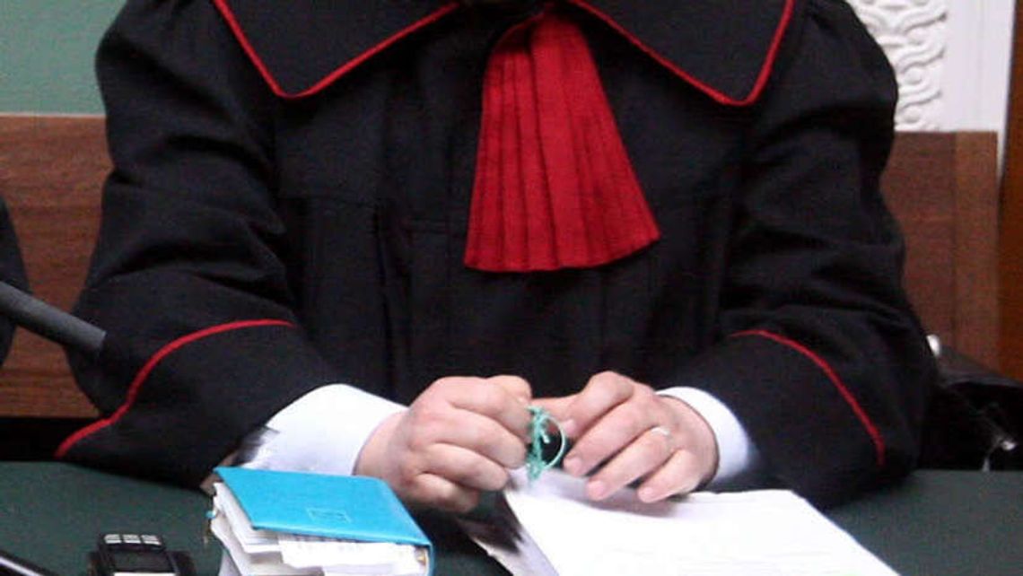 Prokurator i kolizja z promilami. Zarzutów wciąż nie usłyszał