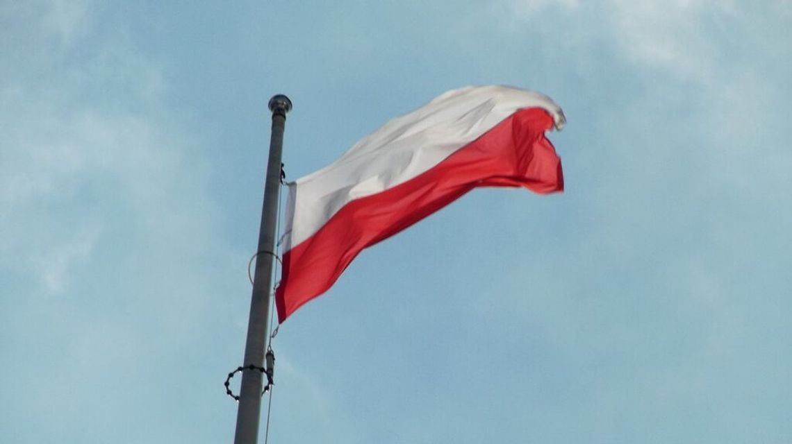 Prokuratorskie zarzuty za znieważenie flagi państwowej Prokuratorskie zarzuty za znieważenie flagi państwowej