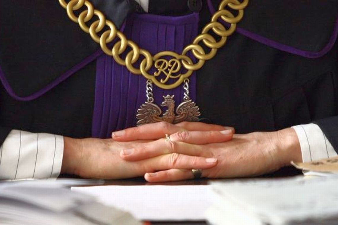 Prokuratura oskarża: Policjanci bili po piętach Prokuratura oskarża: Policjanci bili po piętach