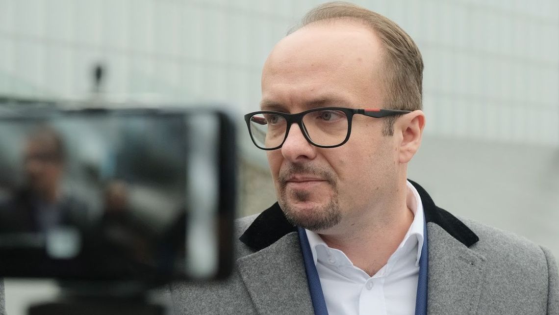 Prokuratura ujawnia zarzuty dla Piotra Kowalczyka. A on wyjechał z Polski