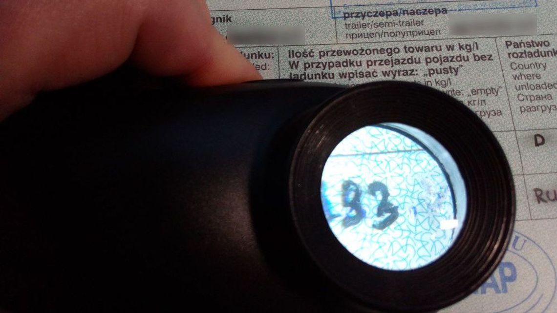 Promienie UV pomogły w wykryciu nieprawidłowości. Kierowca próbował oszukać WITD [zdjęcia]