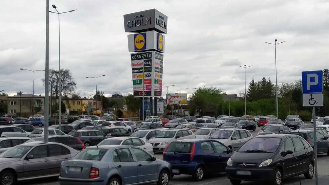 Promocje w sklepach. Mieszkańcy Chełma przestali się bać koronawirusa i ruszyli na zakupy