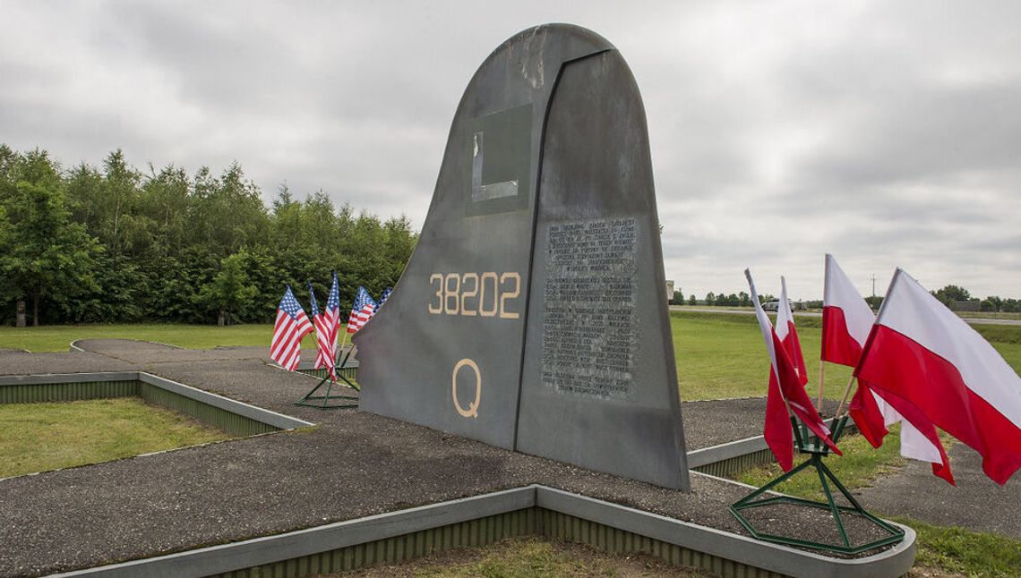 Prorosyjskie napisy na pomniku amerykańskich lotników