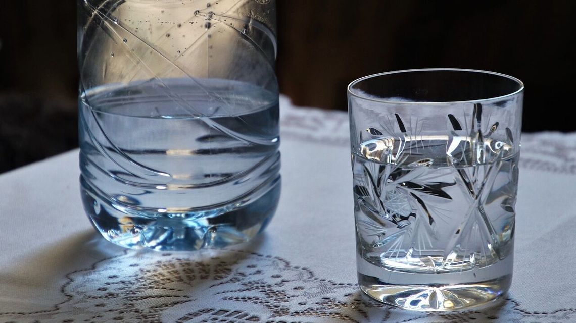 Prosiły seniora o szklankę wody. Ukradły mu 30 tys. złotych