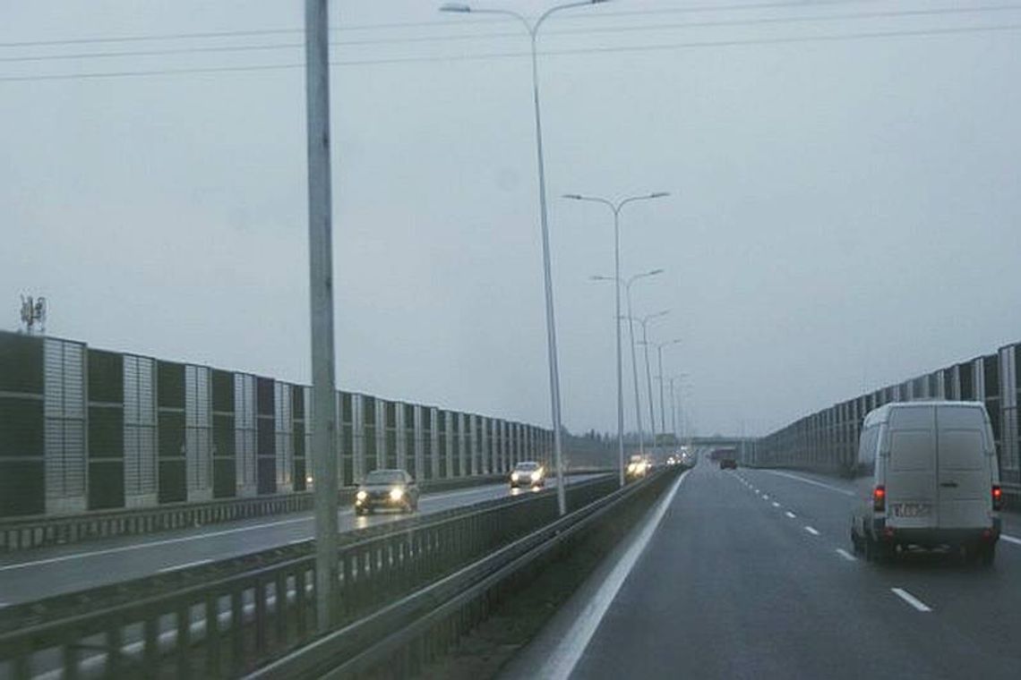 Prostują latarnie na S17. Ruch ma się odbywać normalnie Prostują latarnie na S17. Ruch ma się odbywać normalnie