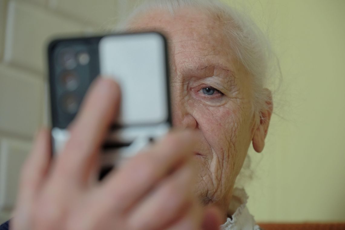 Naukowiec z Politechniki Lubelskiej prezentuje aplikację do badania rozróżniania barw, która umożliwia wykrywanie zaburzeń widzenia mogących świadczyć o rozwijających się chorobach.