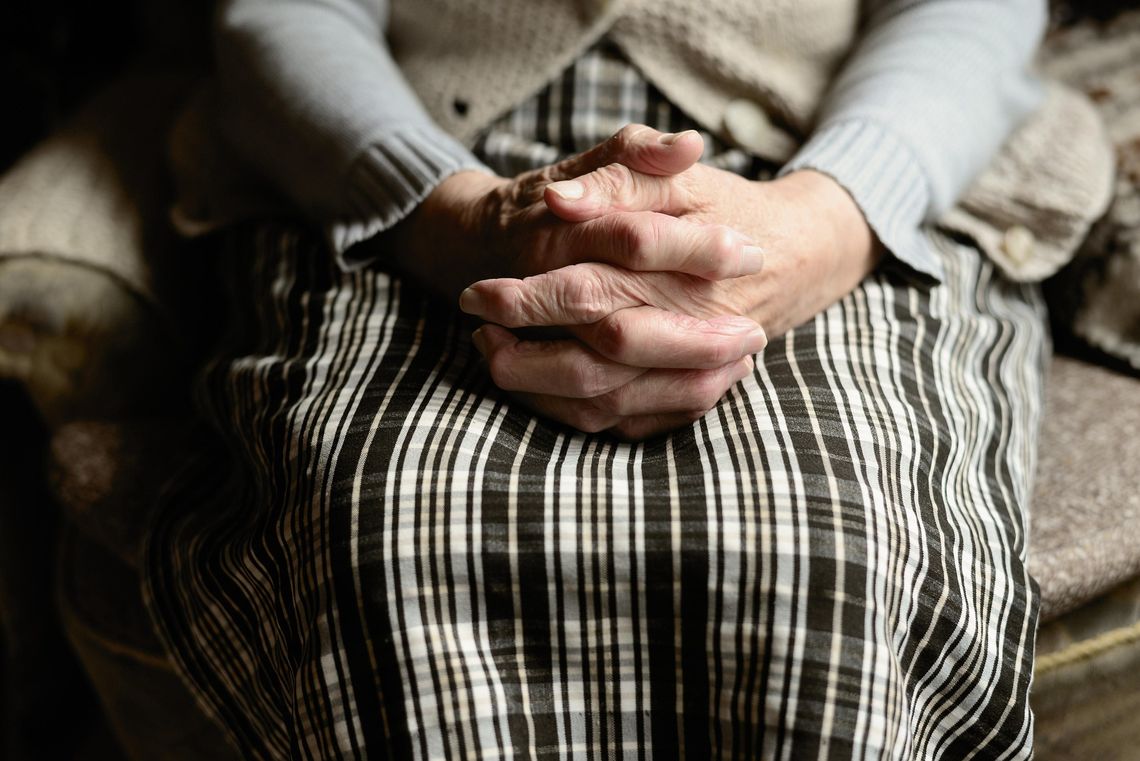 „Proszę napełnić pojemniki wodą”. 88-latka wpuściła nieznajomą do mieszkania i straciła 8 tys. zł