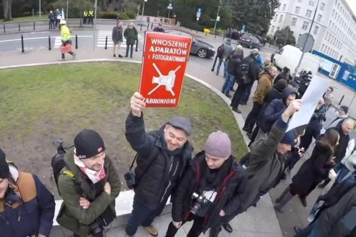 Protest dziennikarzy pod Sejmem przeciwko ograniczeniom dla mediów