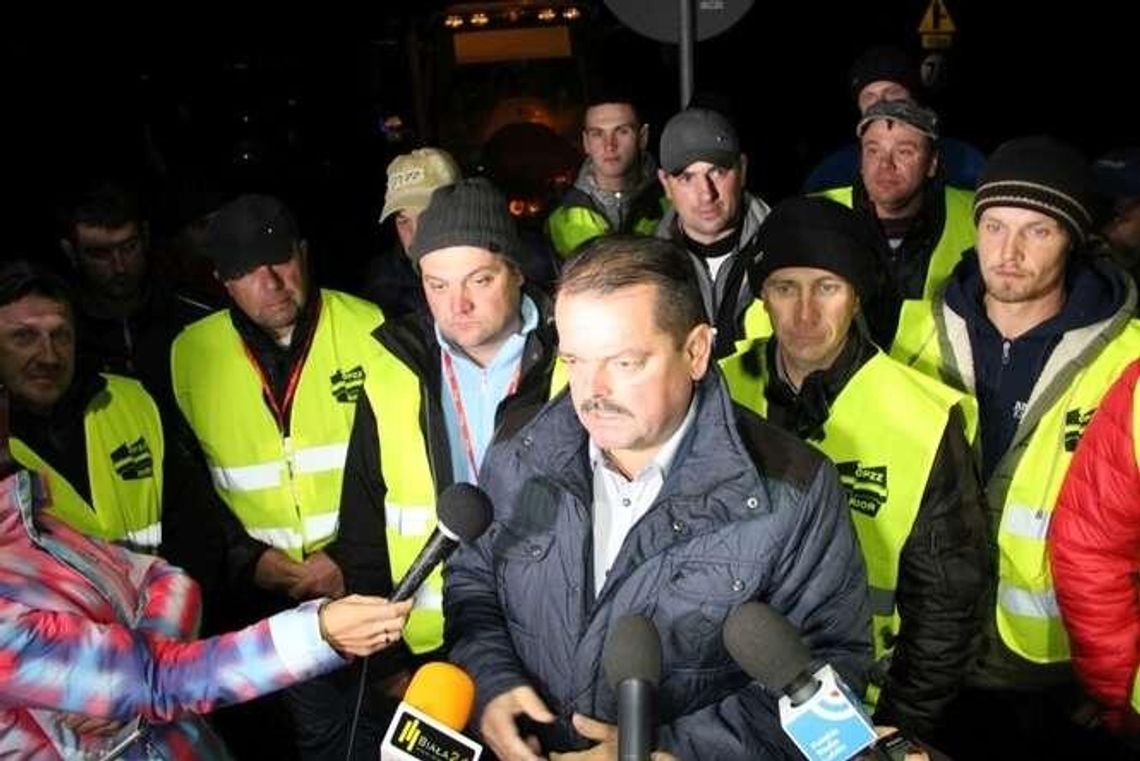 Protest na krajowej "dwójce" potrwa dłużej. Rolnicy czekają na ministra, zablokują inne drogi