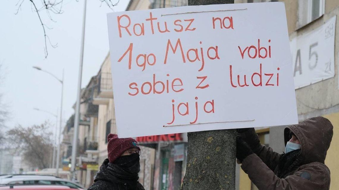 Protest na ul. 1 Maja. Mocne hasła na plakatach Protest na ul. 1 Maja. Mocne hasła na plakatach