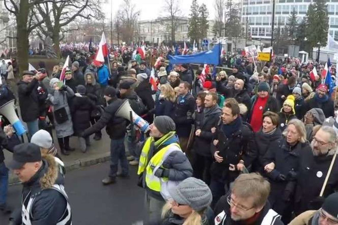 Protest opozycji przed TK. "Będziemy się zbierać przed biurami PiS, bo stamtąd pochodzi zło"