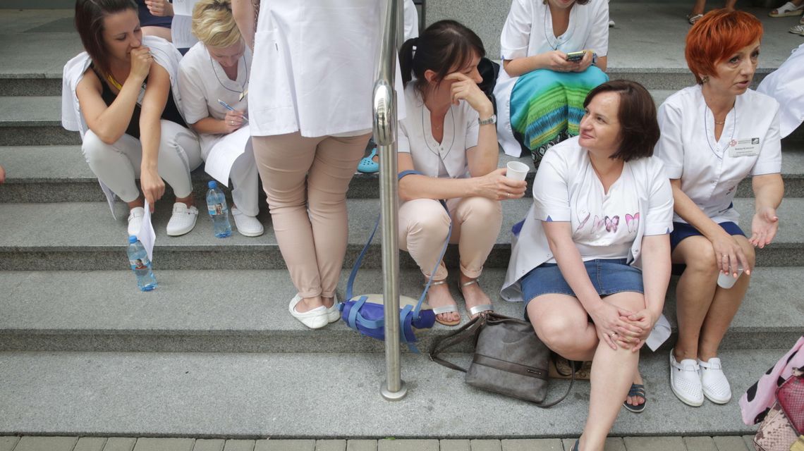 Protest pielęgniarek w SPSK4. Niektóre przyszły z karimatami. Są zdeterminowane, by walczyć