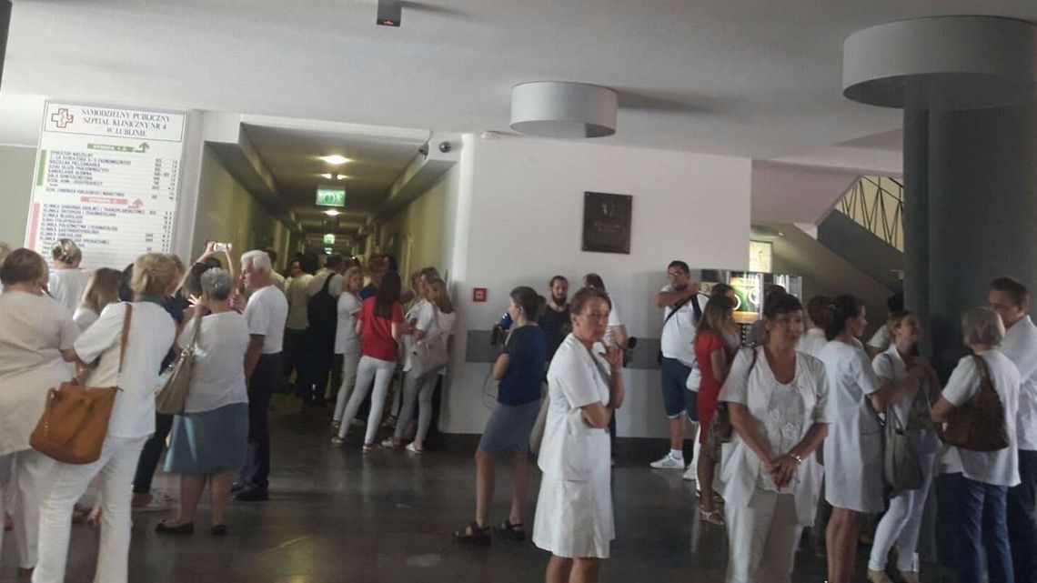 Protest pielęgniarek w SPSK4. Trwają rozmowy z dyrektorem Protest pielęgniarek w SPSK4. Trwają rozmowy z dyrektorem