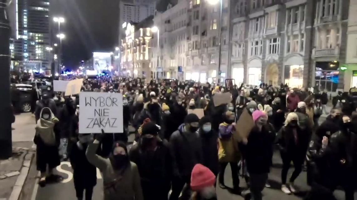 Protest po publikacji uzasadnienia wyroku TK ws. aborcji. Tysiące ludzi na ulicach stolicy Protest po publikacji uzasadnienia wyroku TK ws. aborcji. Tysiące ludzi na ulicach stolicy