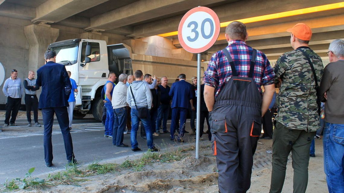 Protest podwykonawców Astaldi. Zablokowali rondo w Żyrzynie [wideo]