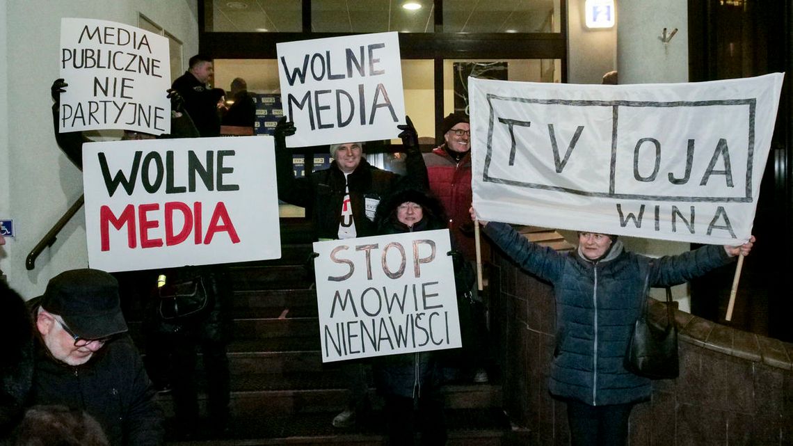 Protest przed siedzibą TVP Lublin. "Wolne media", "Stop mowie nienawiści" [zdjęcia]