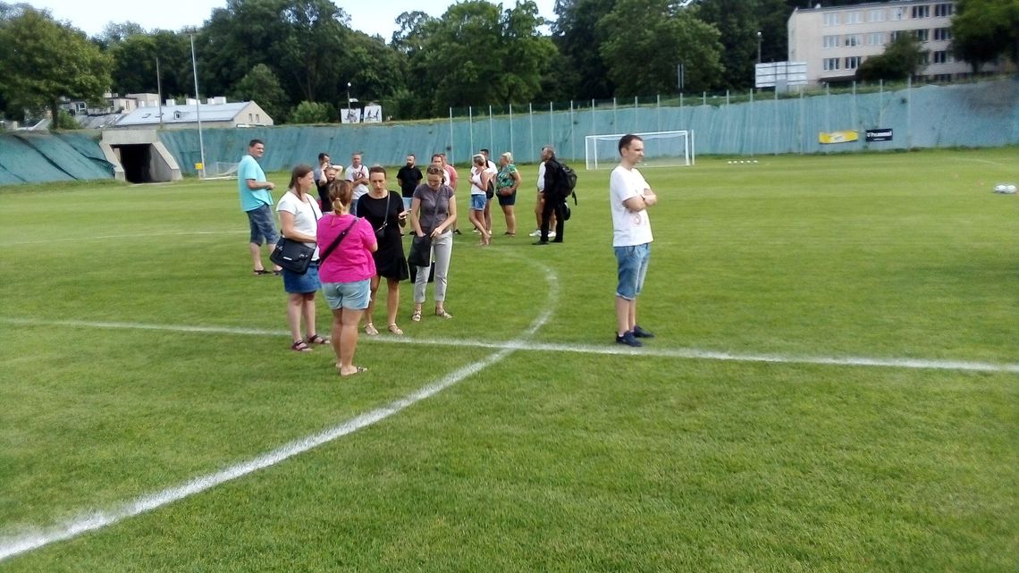 Protest rodziców przed meczem Lublinianki z Wisłą Sandomierz Protest rodziców przed meczem Lublinianki z Wisłą Sandomierz