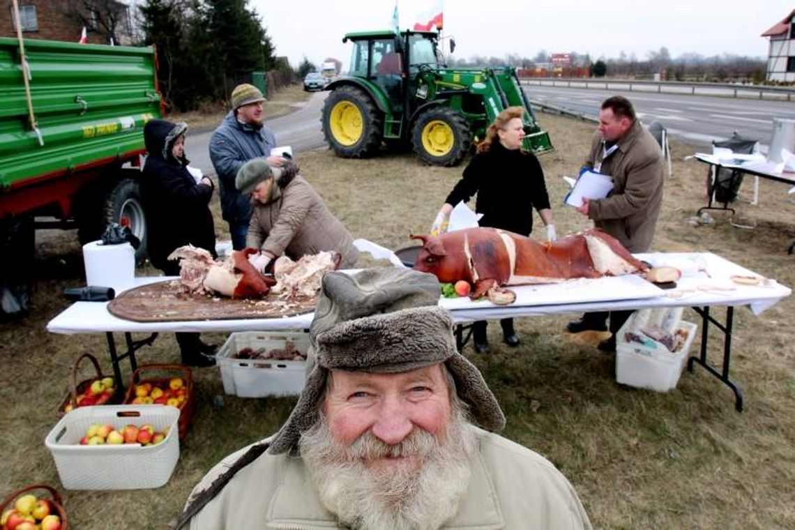Protest rolników na drogach: W Bogucinie częstowali prosiakiem