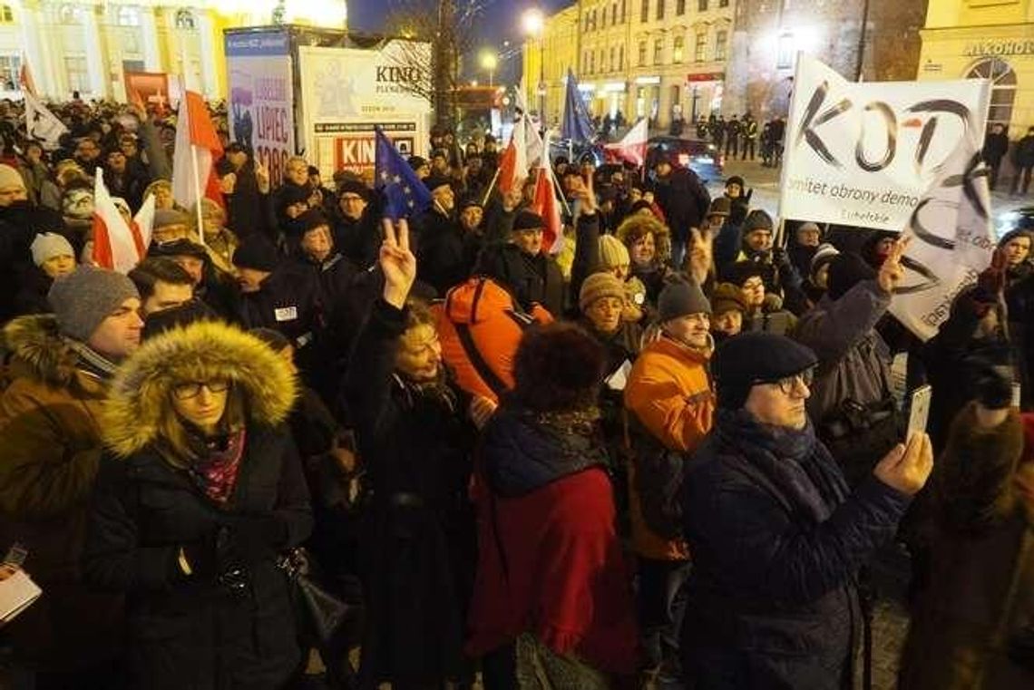 Protest w Lublinie: Kłótnia przed Ratuszem, zagłuszanie. Będzie doniesienie na "Solidarność"