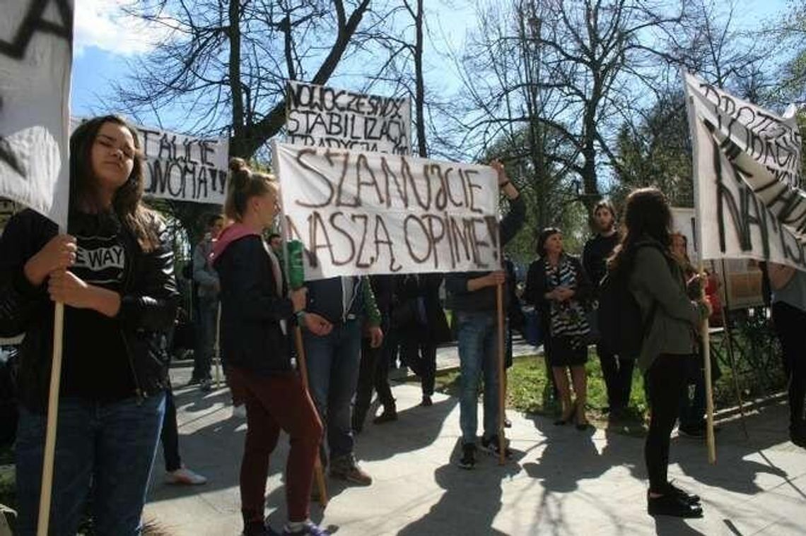 Protest w obronie szkoły, bo nie chcą likwidacji. Radni nie posłuchali