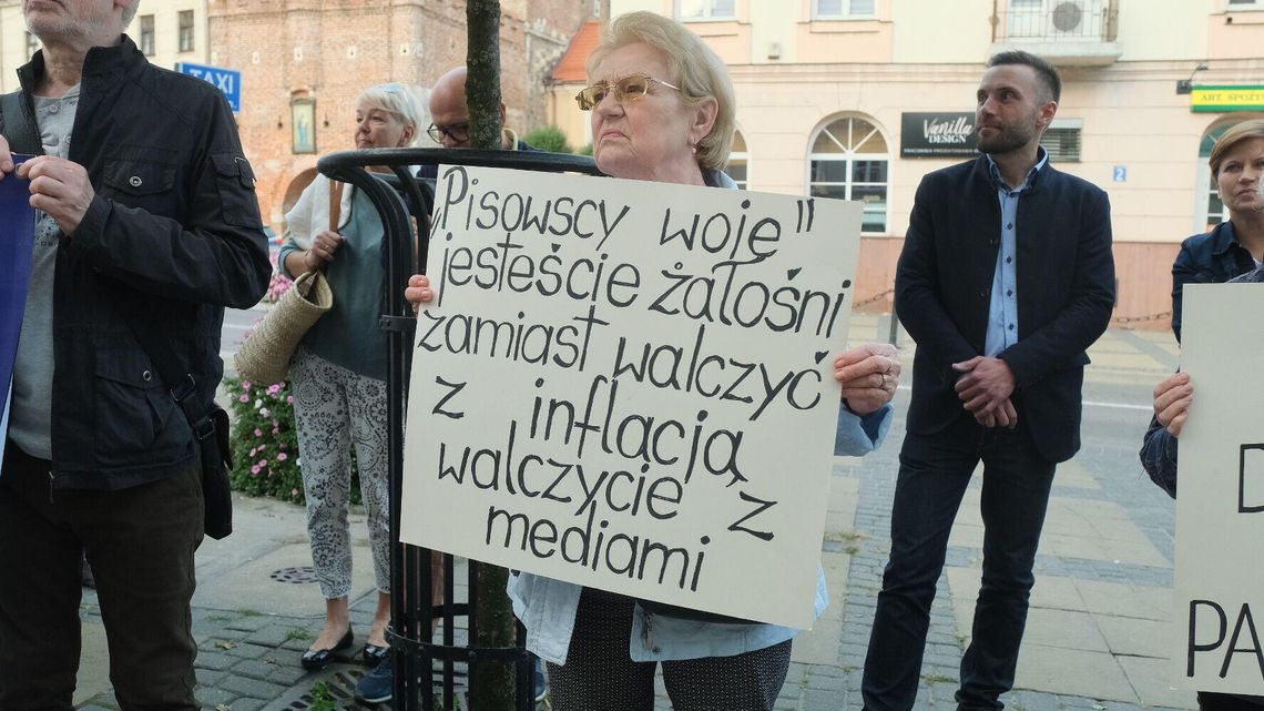 Protest "w obronie wolnych mediów" pod siedzibą PiS w Lublinie. "Narzuca nam się i kształtuje ideologicznie rzeczywistość" [zdjęcia]