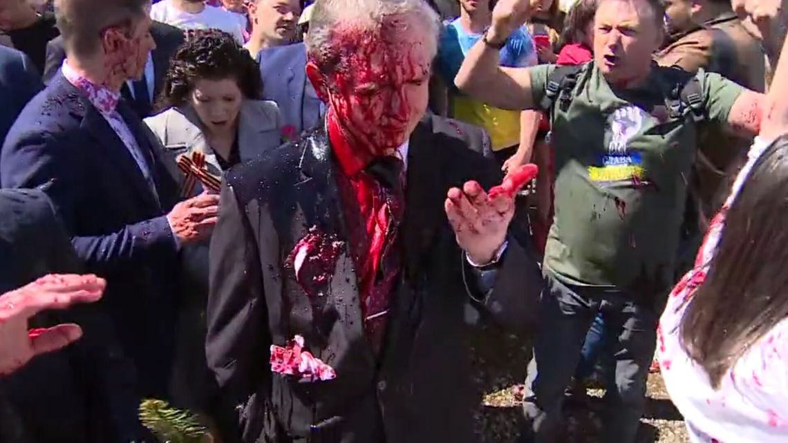 Protest w Warszawie, doszło do przepychanek. Ambasador Rosji oblany czerwoną farbą