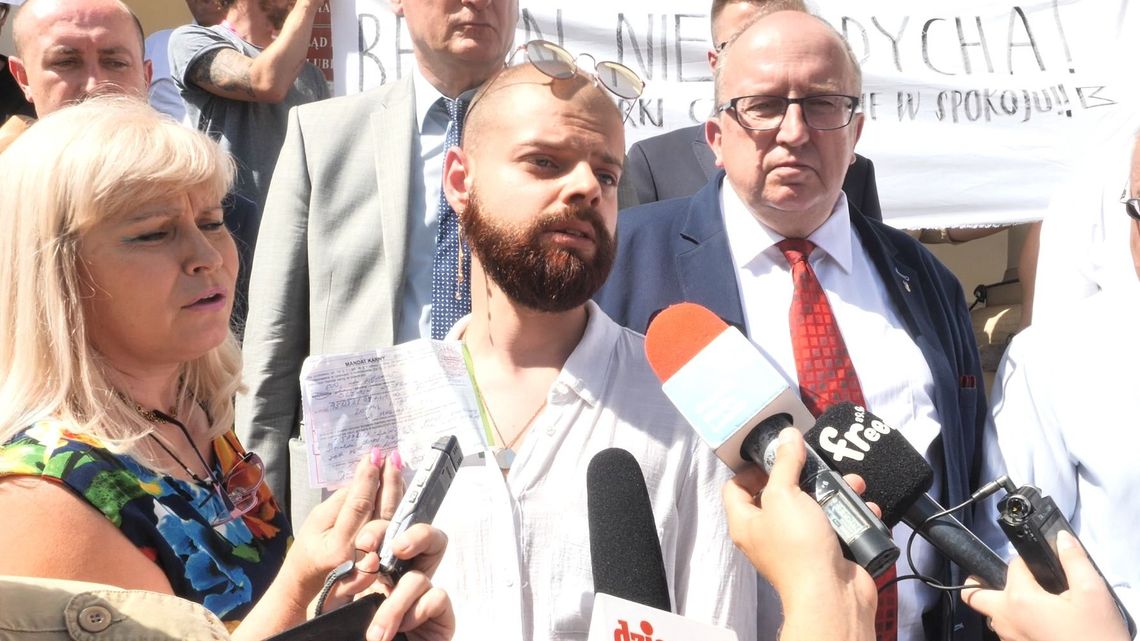 Protestował na sesji Rady Miasta, został ukarany. Zrzutka na mandat dla bębniarza