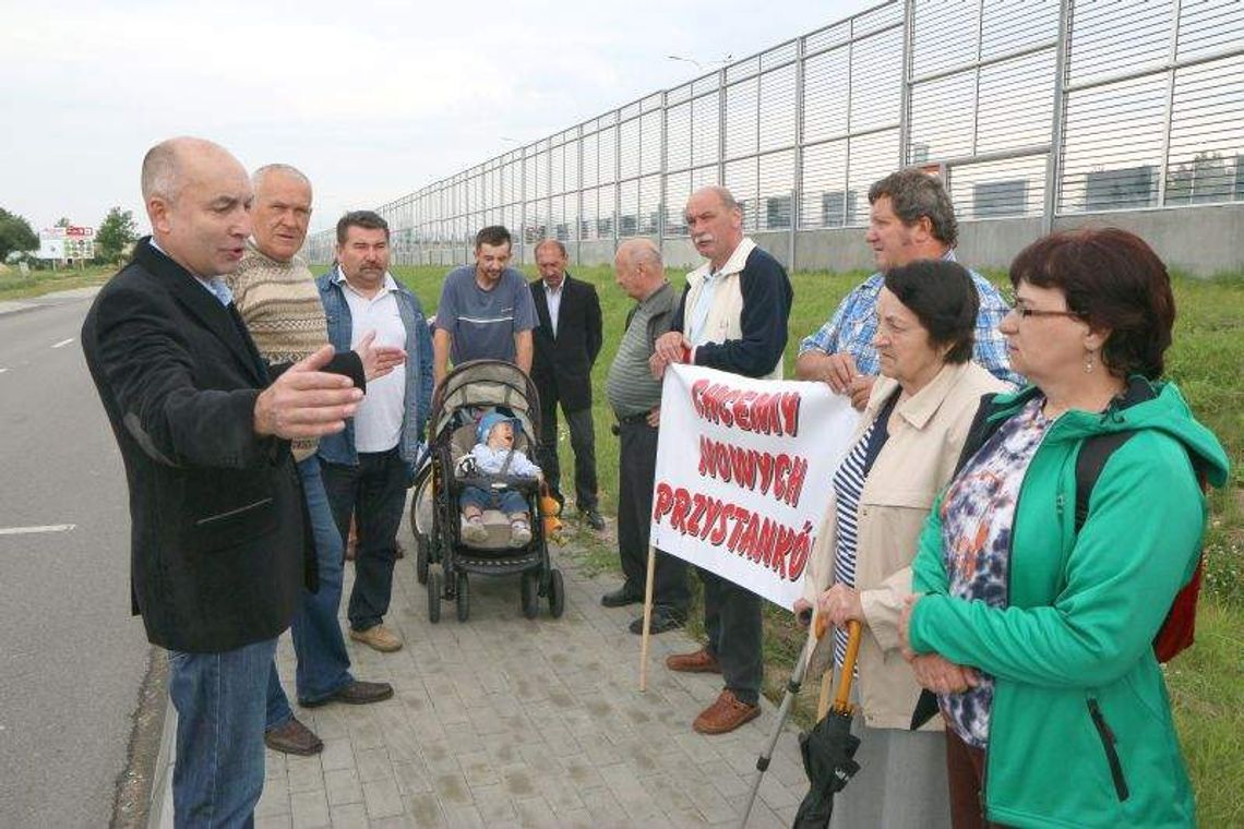 Protestowali na serwisówce przy S17. "Przystanki zbyt daleko od domów"