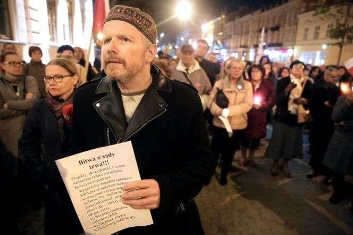 Protestowali w obronie sądów i sędziów. Przyszło ponad 100 osób [zdjęcia]