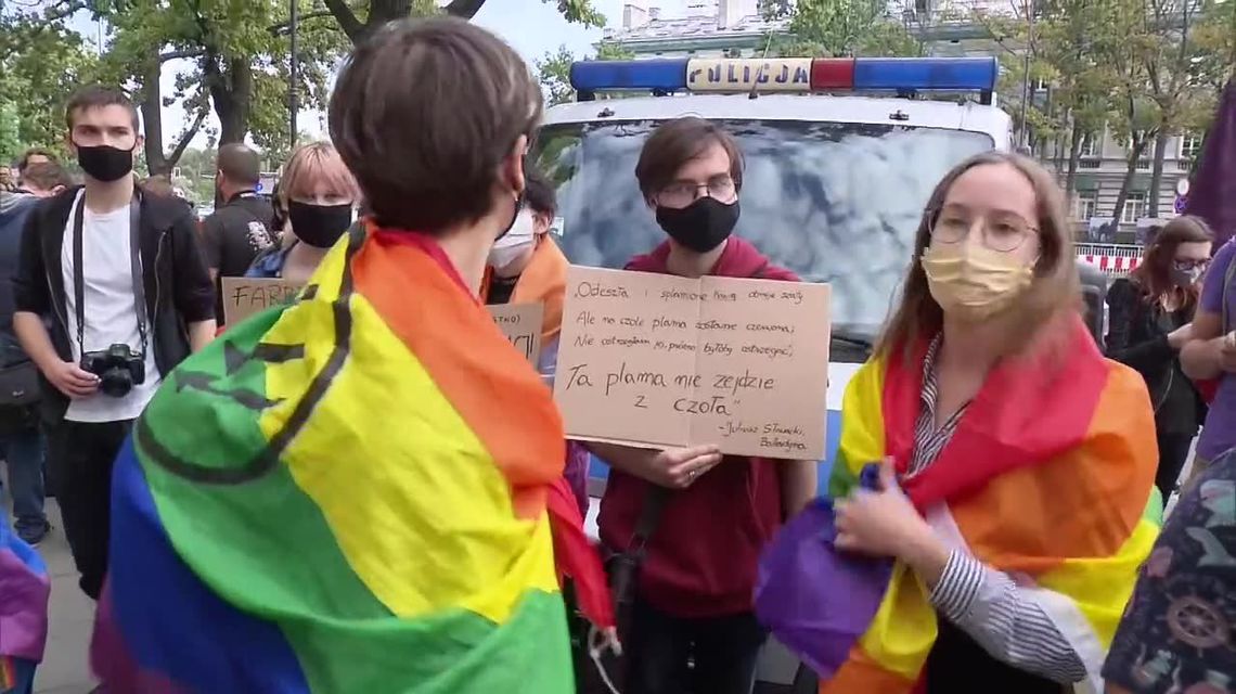 Protestujący nie chcą Przemysława Czarnka na ministra edukacji. "Nie ma żadnych kompetencji, jest homofobem"