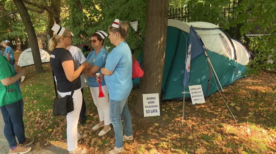 Protestujący w Białym Miasteczku pod KPRM czekają na spotkanie z premierem. "Mówimy o bezpieczeństwie pacjentów" Protestujący w Białym Miasteczku pod KPRM czekają na spotkanie z premierem. "Mówimy o bezpieczeństwie pacjentów"