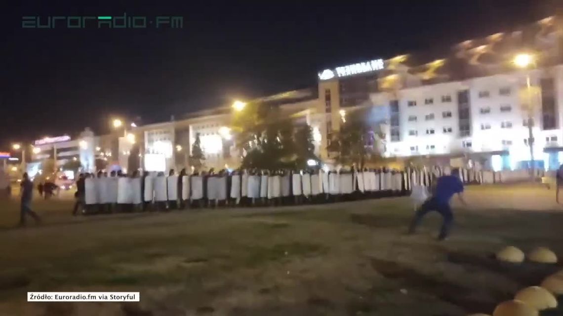 Protesty w Mińsku po ogłoszeniu wstępnych wyników wyborów prezydenckich [wideo]