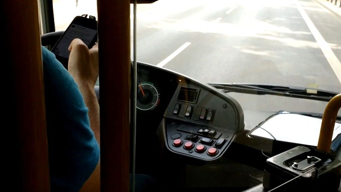 Prowadził autobus i patrzył. W telefon. Miał pecha, bo ktoś go nagrał