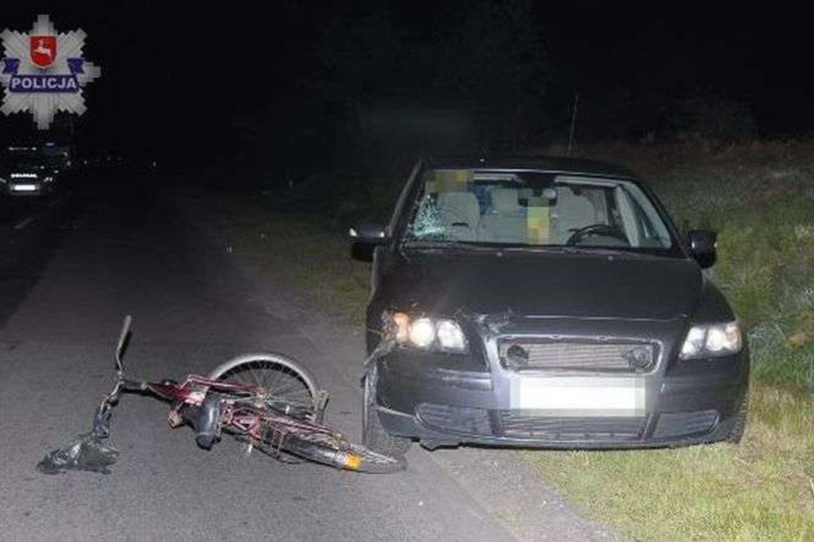 Prowadził rower na jezdni. Wjechał w niego samochód. 64-latek nie żyje Prowadził rower na jezdni. Wjechał w niego samochód. 64-latek nie żyje