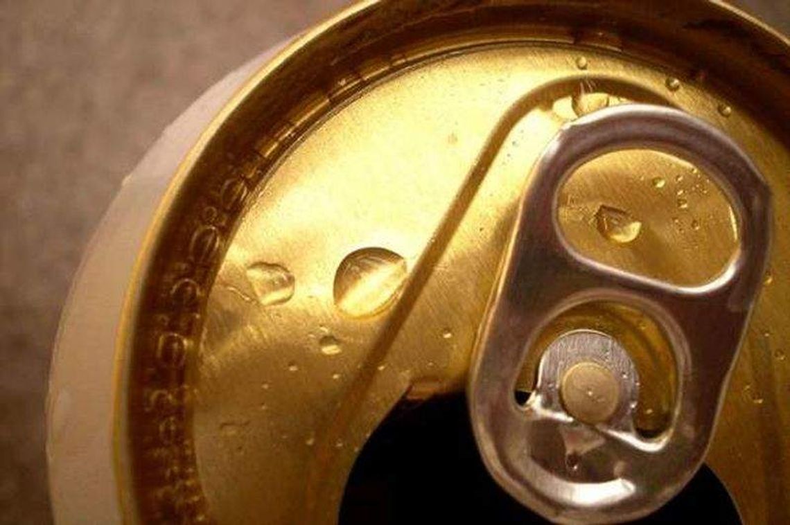 Prowadził samochód i popijał piwo. Miał 1,5 promila