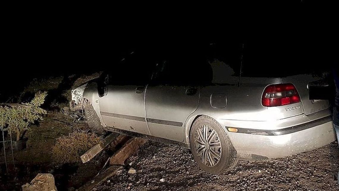 Prowadził samochód po pijanemu i wjechał w ogrodzenie. Obraził też policjantów