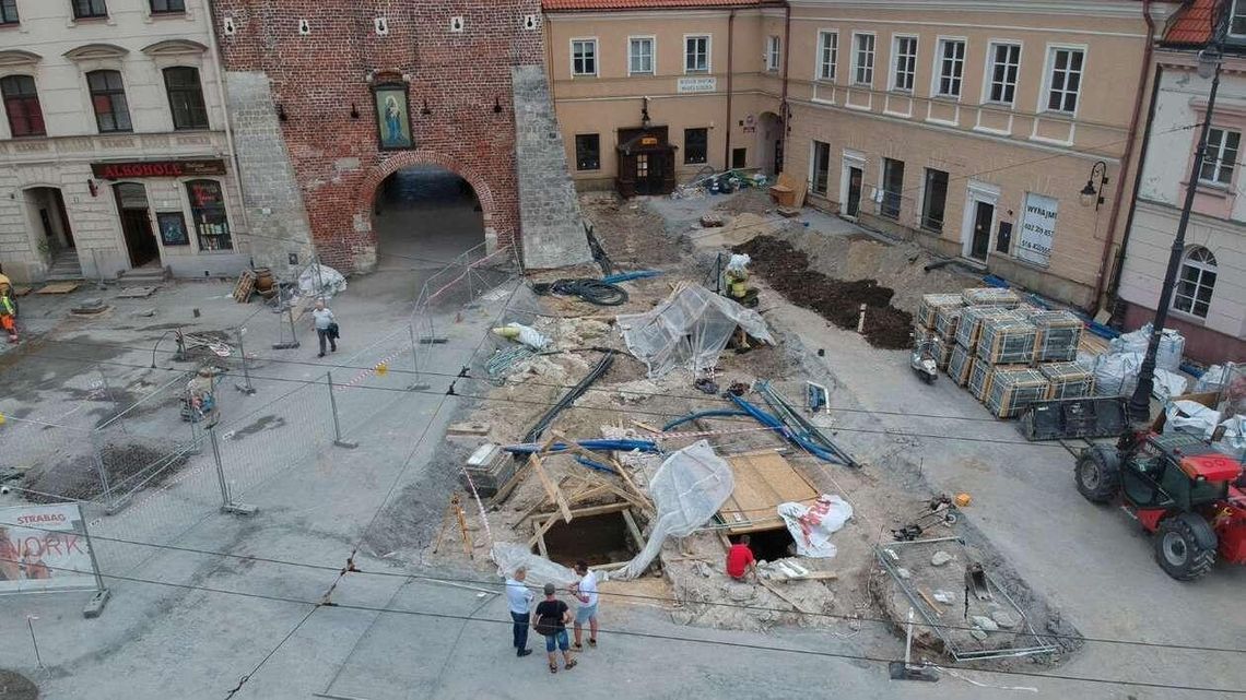 Przebudowa deptaka w Lublinie. Przy Bramie Krakowskiej znaleziono ludzkie szczątki i ciekawe przedmioty Przebudowa deptaka w Lublinie. Przy Bramie Krakowskiej znaleziono ludzkie szczątki i ciekawe przedmioty
