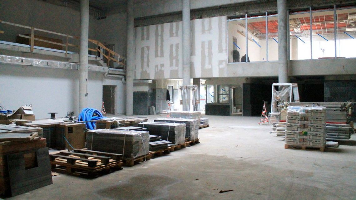 Przebudowa Domu Chemika w Puławach coraz bliżej końca. Zajrzeliśmy do środka [zdjęcia]