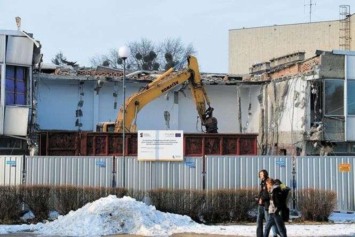 Przebudowa Domu Chemika wstrzymana. Robotnicy zejdą z placu budowy