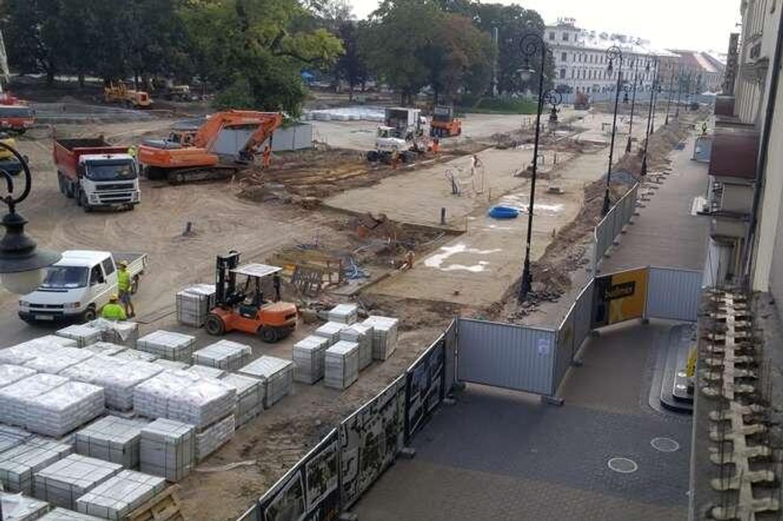 Przebudowa pl. Litewskiego: Zamknęli przejście do deptaka. Budują alejki na placu Przebudowa pl. Litewskiego: Zamknęli przejście do deptaka. Budują alejki na placu