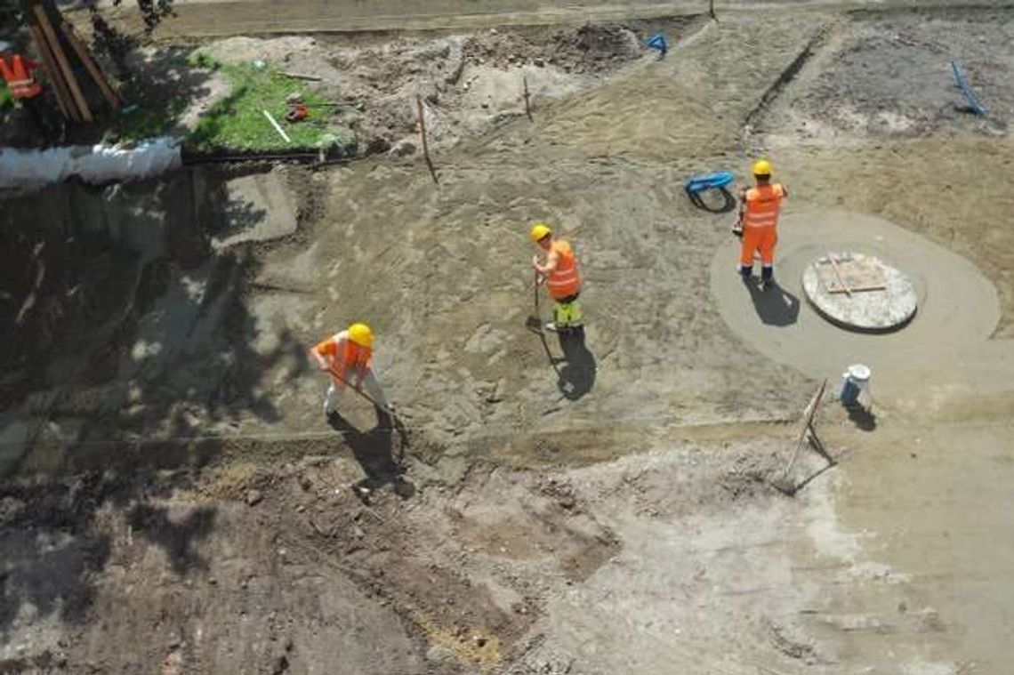 Przebudowa pl. Litewskiego: Zburzyli szalet, wycięli kolejne drzewa, budują fontannę