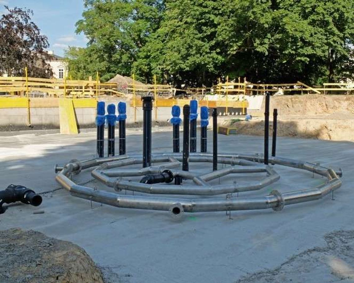 Przebudowa placu Litewskiego. Co się dzieje za płotem?