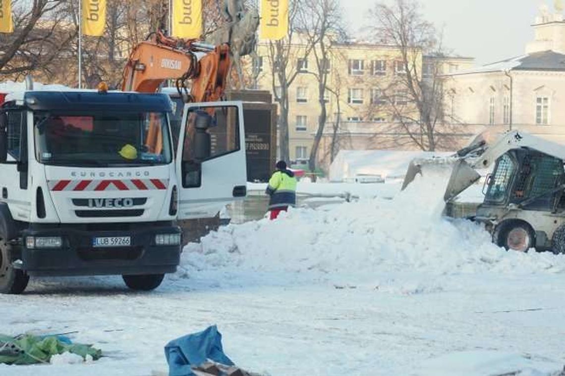 Przebudowa placu Litewskiego: Wywożą śnieg żeby przyspieszyć prace. Co dalej?
