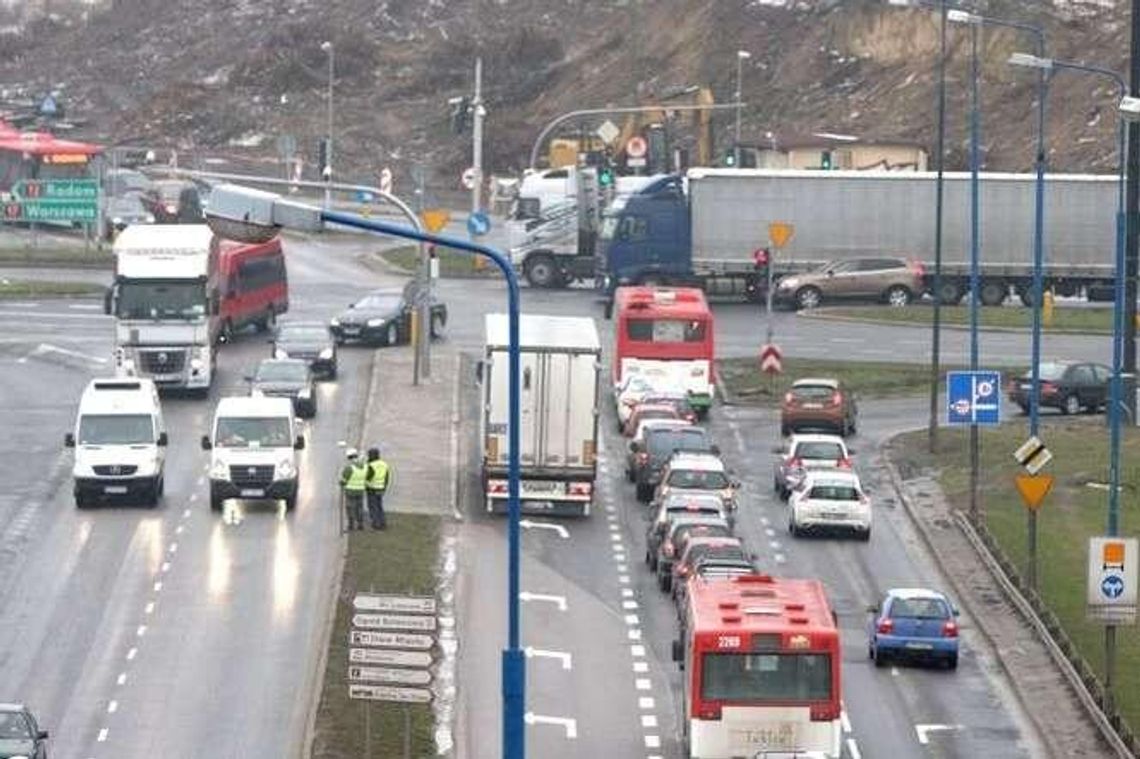 Przebudowa skrzyżowania al. Solidarności z ul. Ducha. Pierwszy etap z opóźnieniem Przebudowa skrzyżowania al. Solidarności z ul. Ducha. Pierwszy etap z opóźnieniem