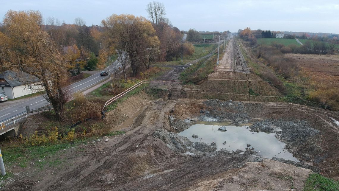 Przebudowa torów Lublin-Dęblin wstrzymana w krytycznym momencie. Jest zagrożenie dla domów i dróg Przebudowa torów Lublin-Dęblin wstrzymana w krytycznym momencie. Jest zagrożenie dla domów i dróg