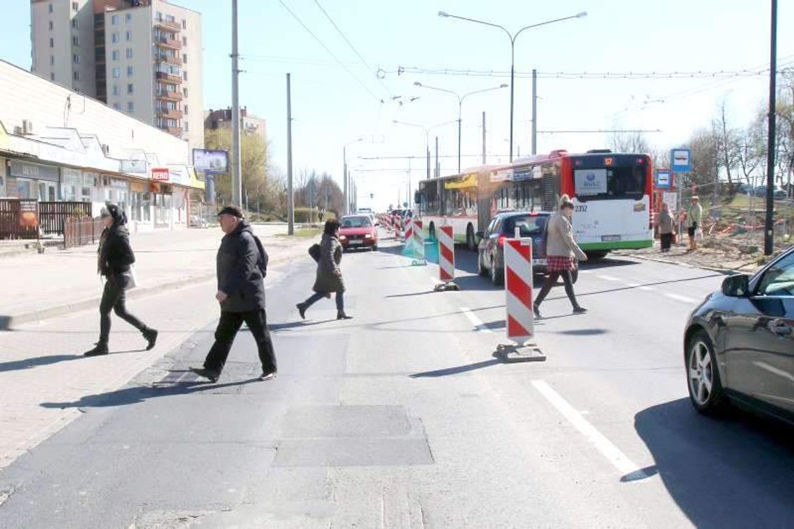 Przebudowa ul. Armii Krajowej. Piesi lawirują między samochodami